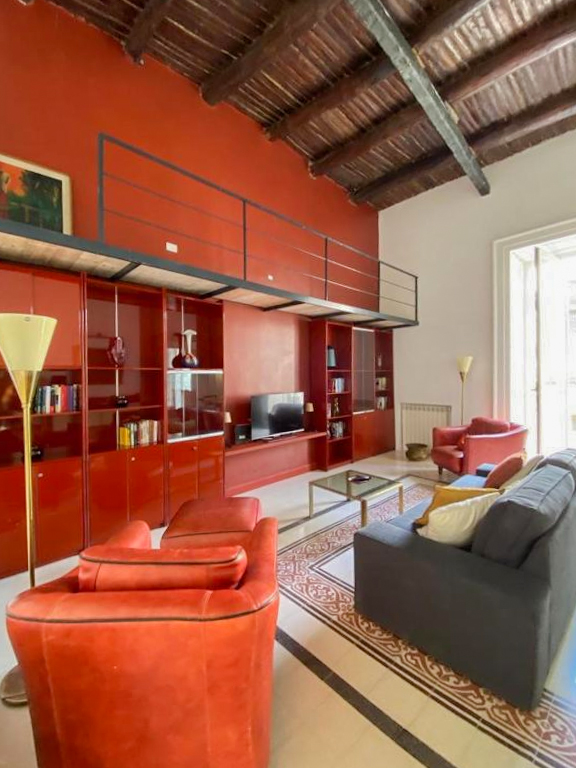 Tavolo, divano, poltrone e il romantico balcone