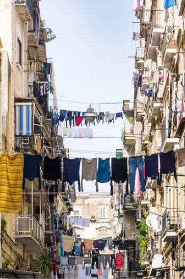 I Quartieri Spagnoli, un mondo nascosto sotto il sole di Napoli
